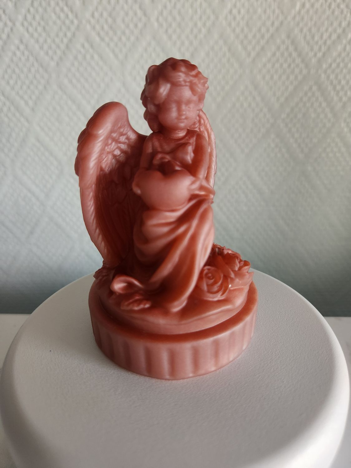 Statuette ange et son petit coeur rose gold