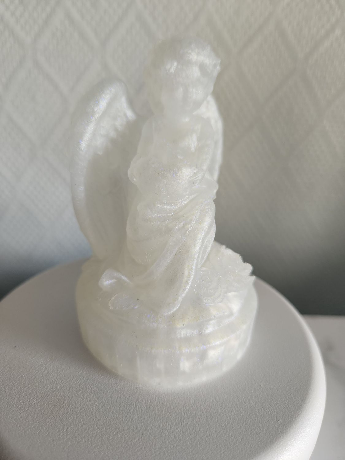 Statuette ange et son petit coeur blanc nacré et paillettes