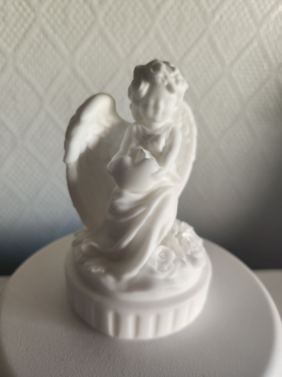 Statuette ange et son petit coeur blanc opaque