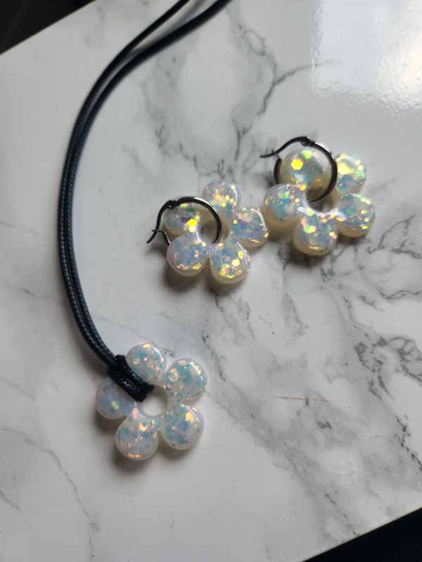 Parure pampilles avec petites créoles blanc pailleté holo
