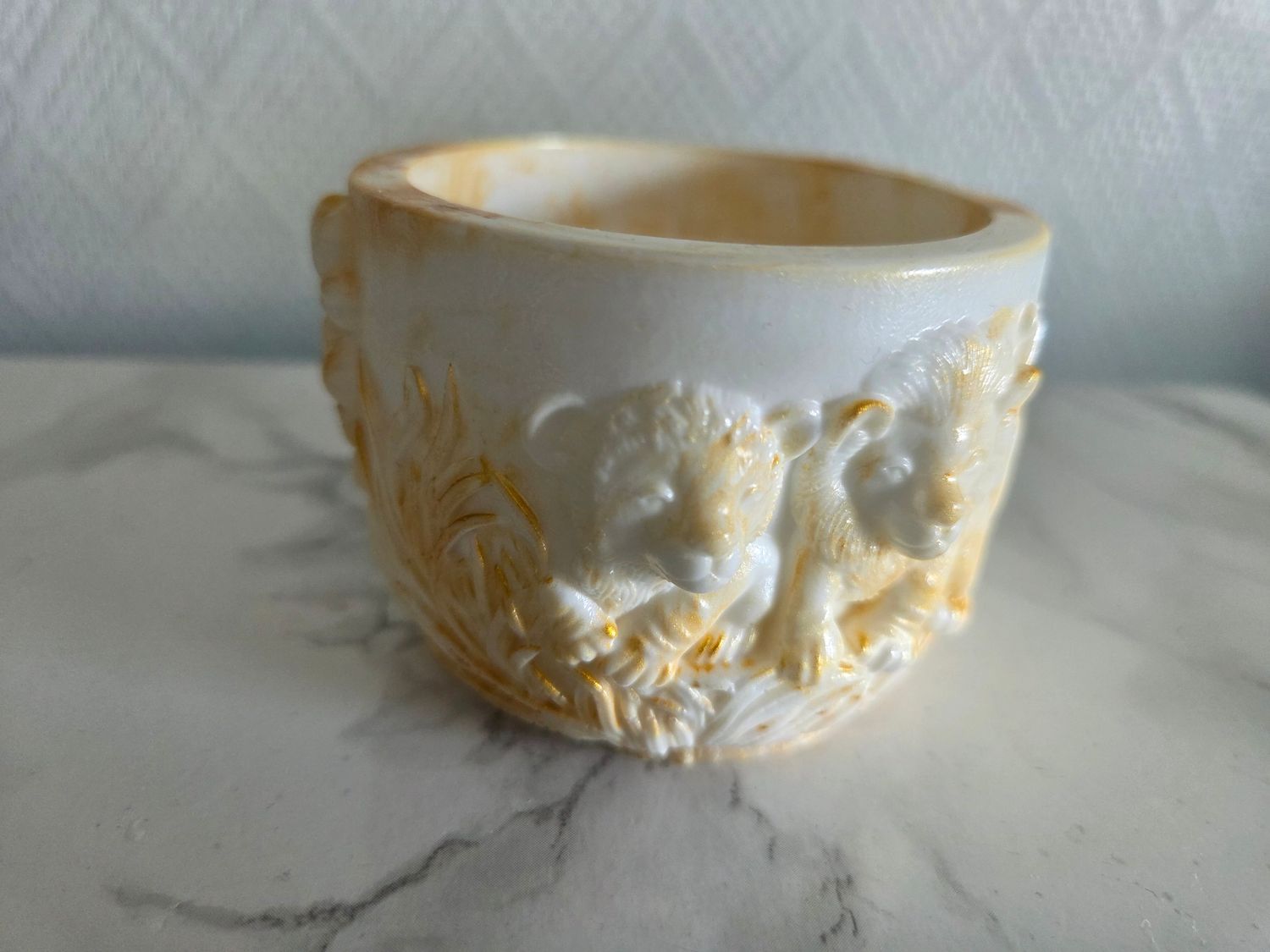 Pot frise lions blanc et or