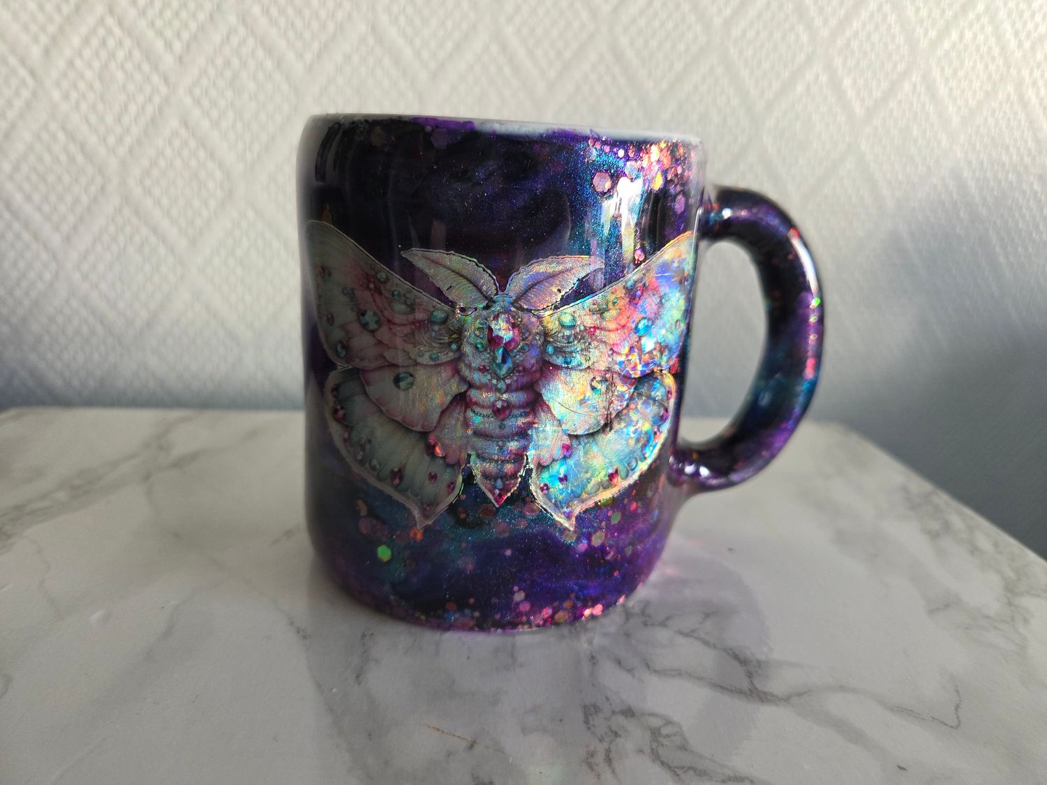 Tasse papillon de nuit holographique finition résine