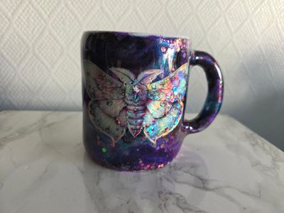 Tasse papillon de nuit holographique finition résine
