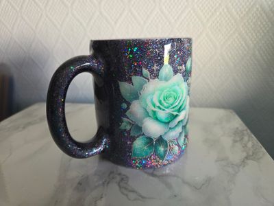 Tasse roses et paillettes holographiques finition résine