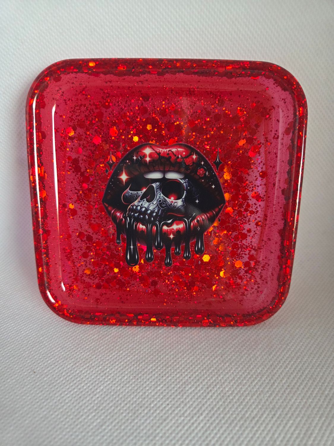 Coupelle carré arrondi rouge pailleté bouche skull