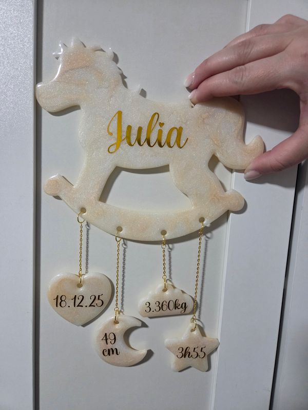 Cheval à bascules de naissance personnalisé