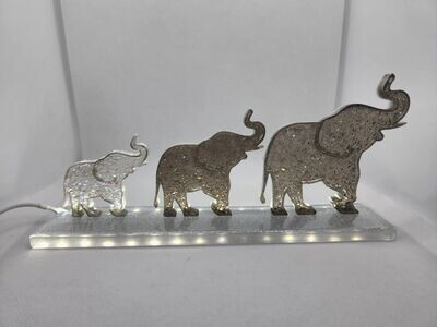 Trio éléphants diamant sur socle lumineux nuances de gris Trio éléphants diamant sur socle lumineux nuances de gris