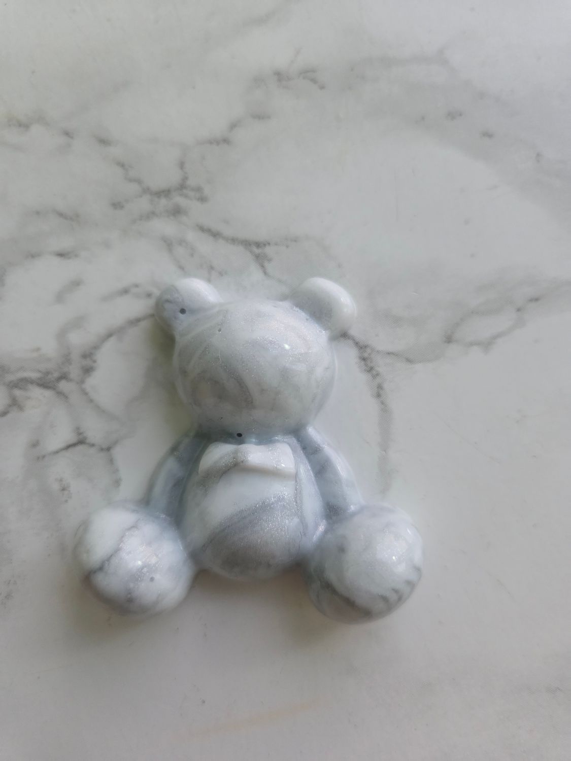 Ourson assis marbré blanc argent