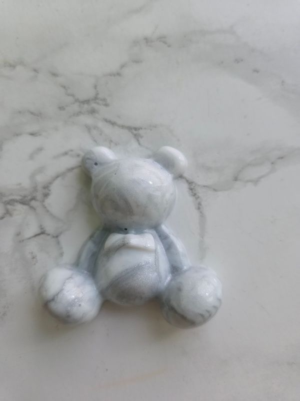Ourson assis marbré blanc argent