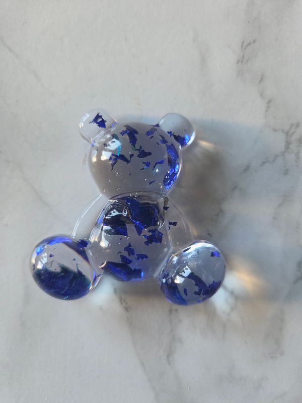 Ourson assis transparent feuilles bleu métalliques