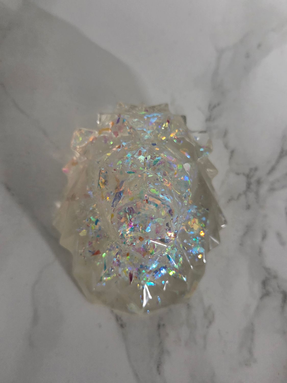 Magnet tête de lion translucide confettis holographiques