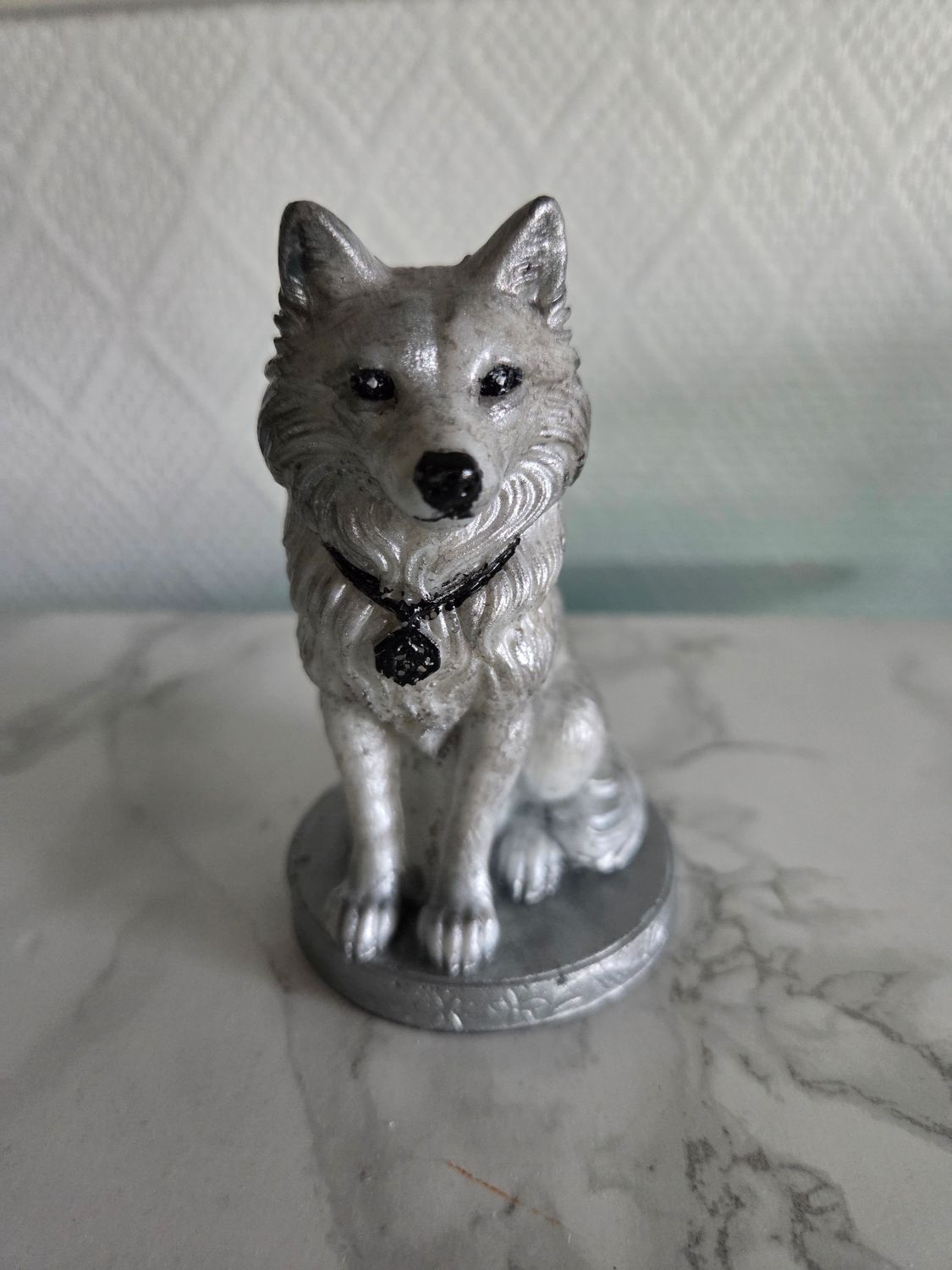 Loup statuette gris argenté