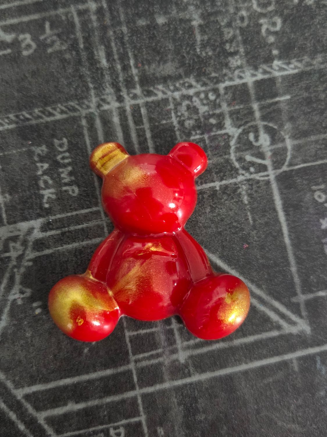 Ourson assis marbré rouge et or #2