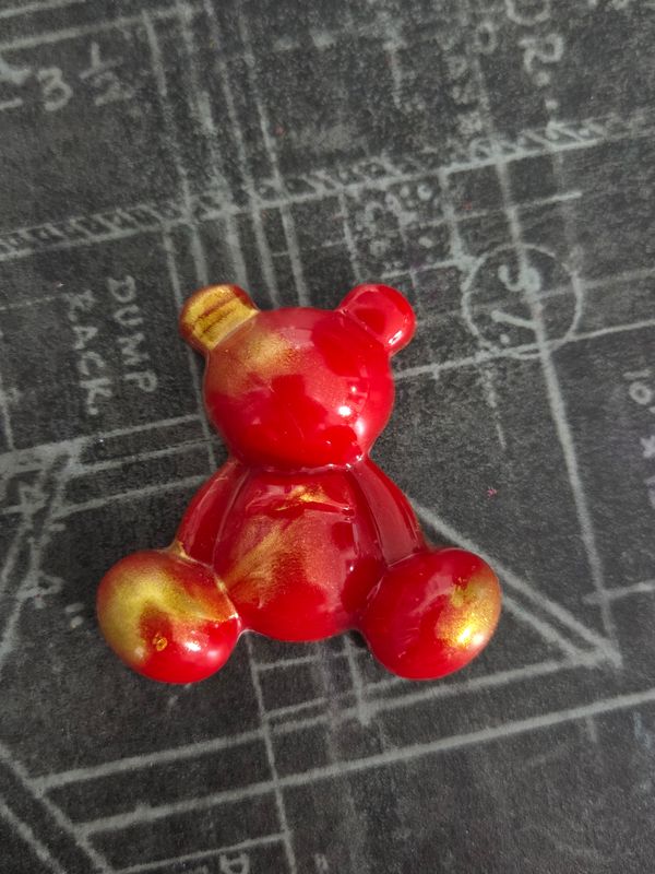 Ourson assis marbré rouge et or #2