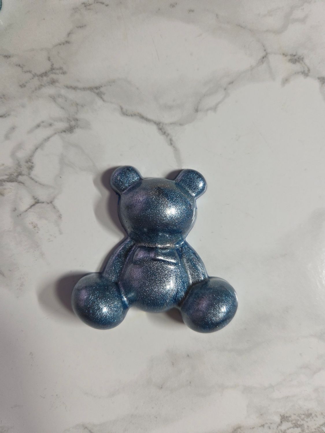 Ourson assis caméléon bleu gris violet