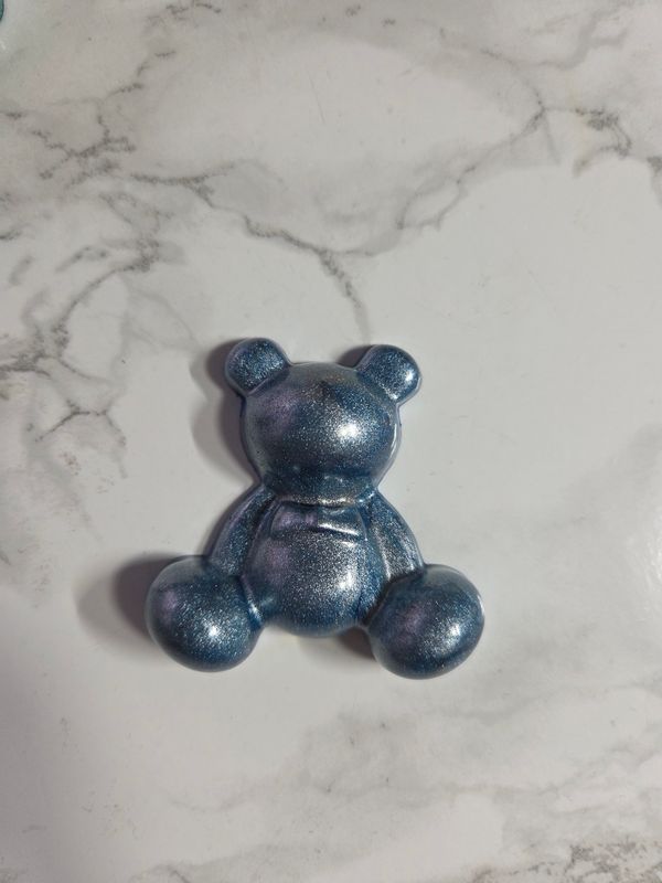 Ourson assis caméléon bleu gris violet