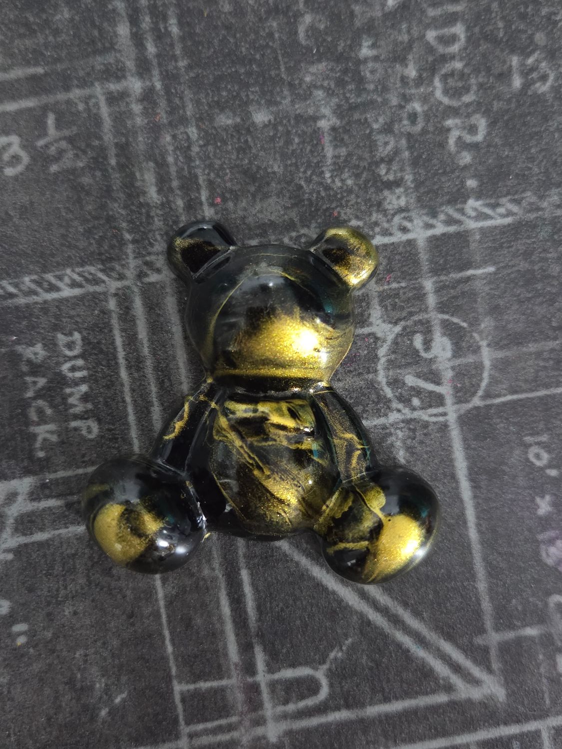 Ourson assis marbré noir et or #1