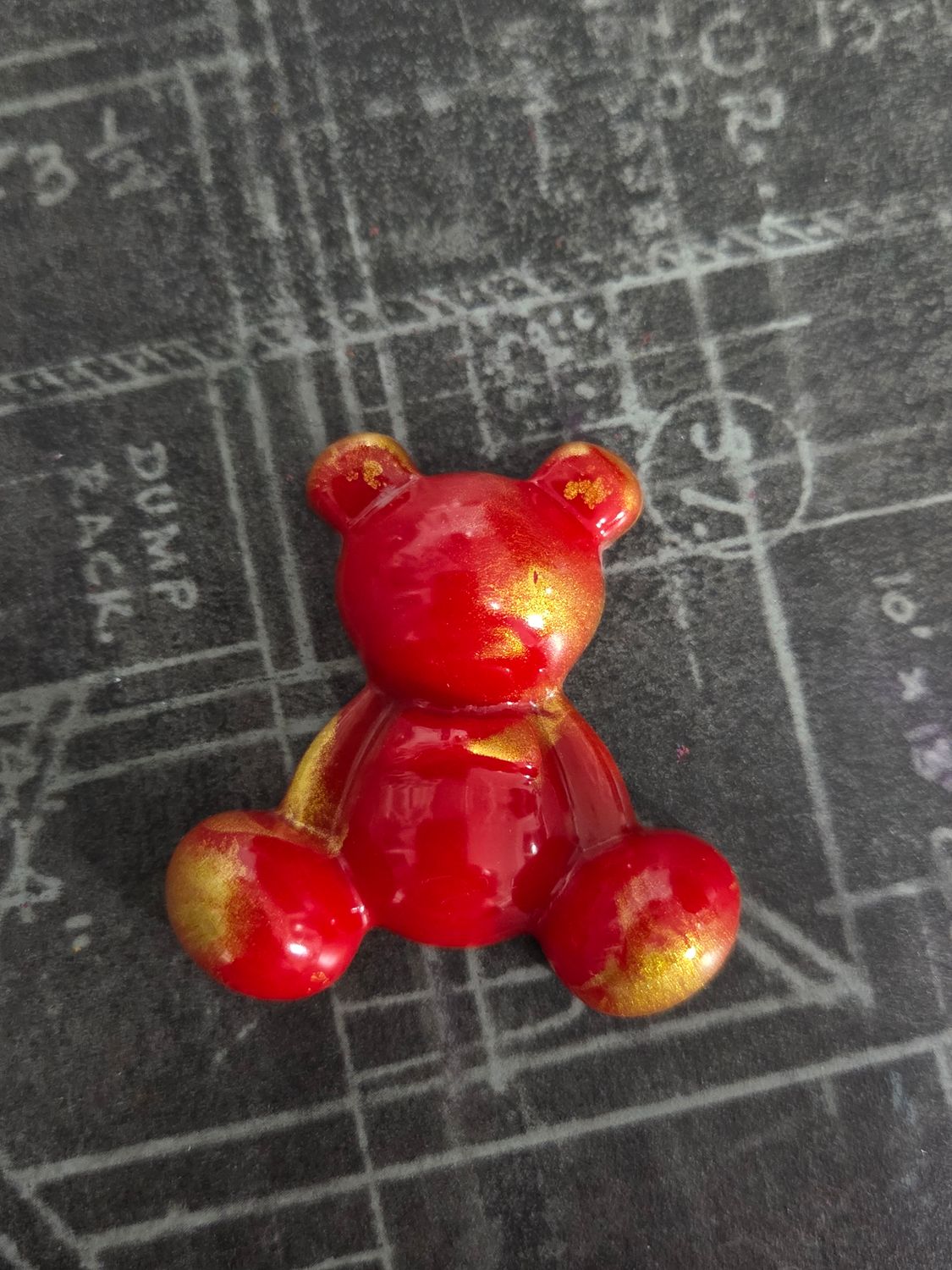 Ourson assis marbré rouge et or #1