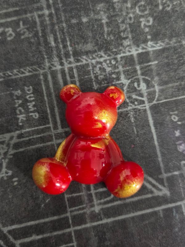 Ourson assis marbré rouge et or #1