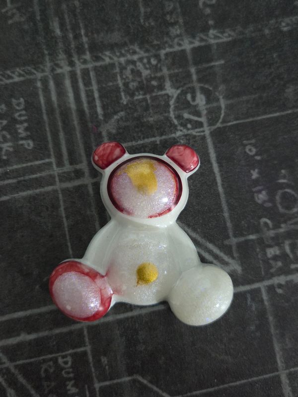 Ourson assis blanc, rouge et or