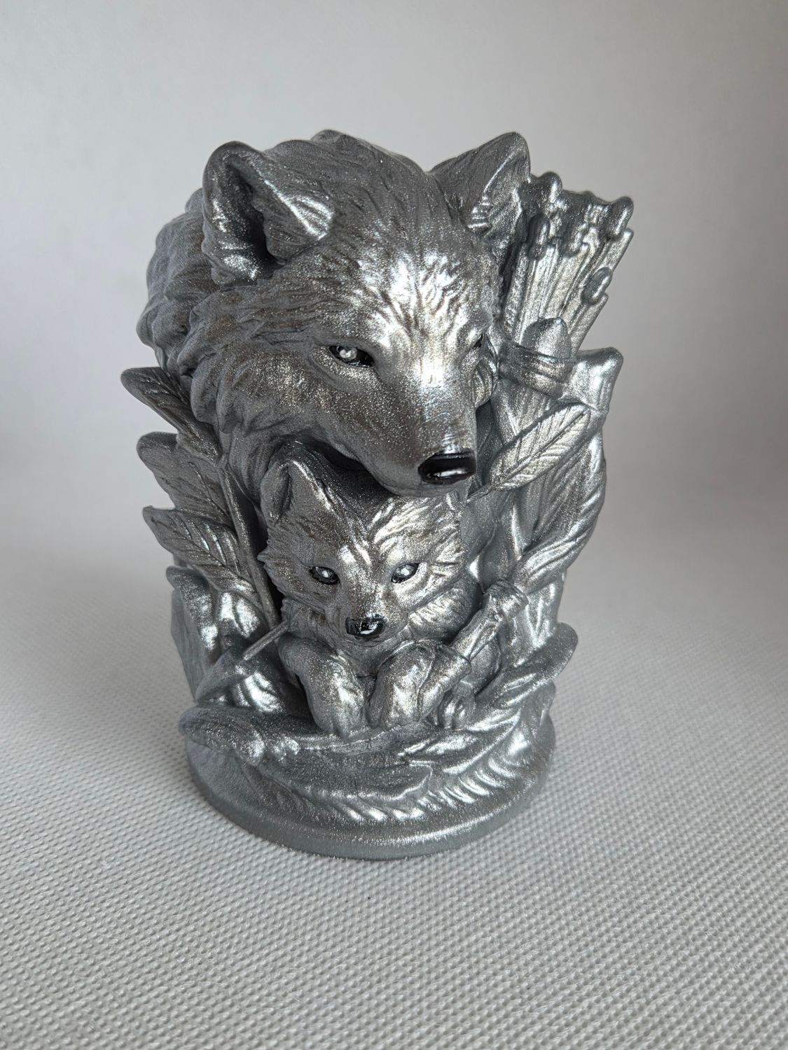 Maman loup et son bébé argenté