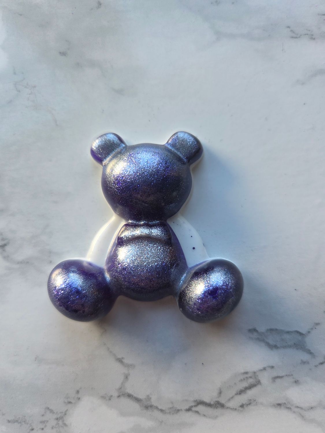 Ourson assis marbré violet argent et blanc