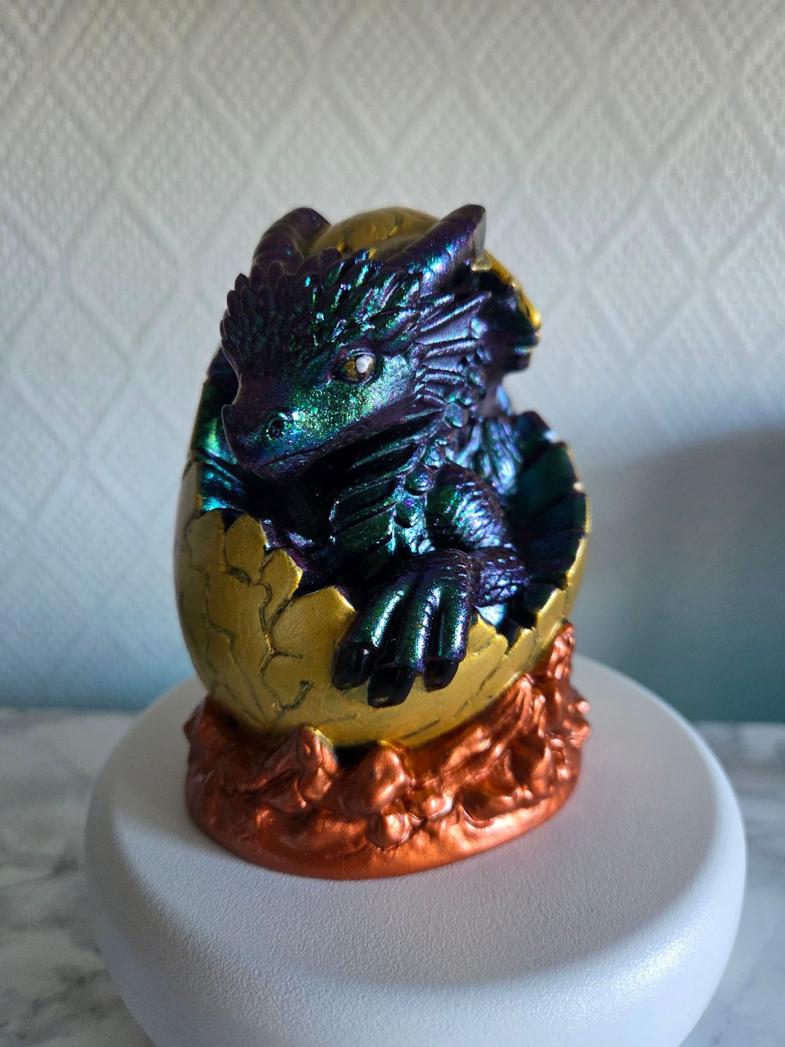 Bébé dragon caméléon dans son oeuf doré