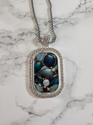 Collier pendentif strass argenté rotatif Collier pendentif strass argenté rotatif