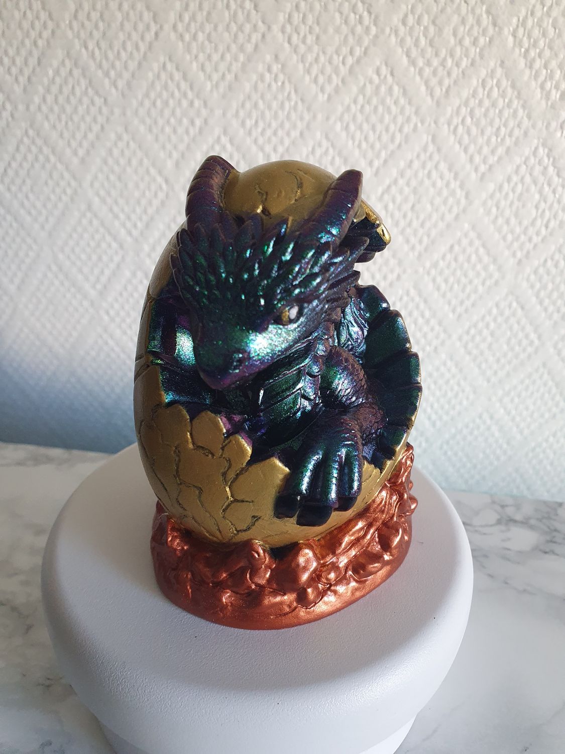 Bébé dragon dans son œuf 