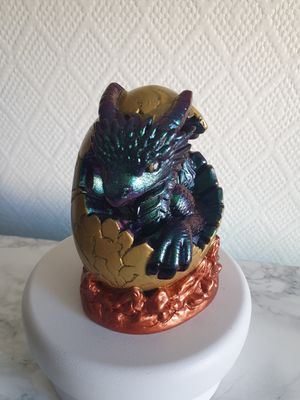 Bébé dragon dans son œuf Bébé dragon dans son œuf