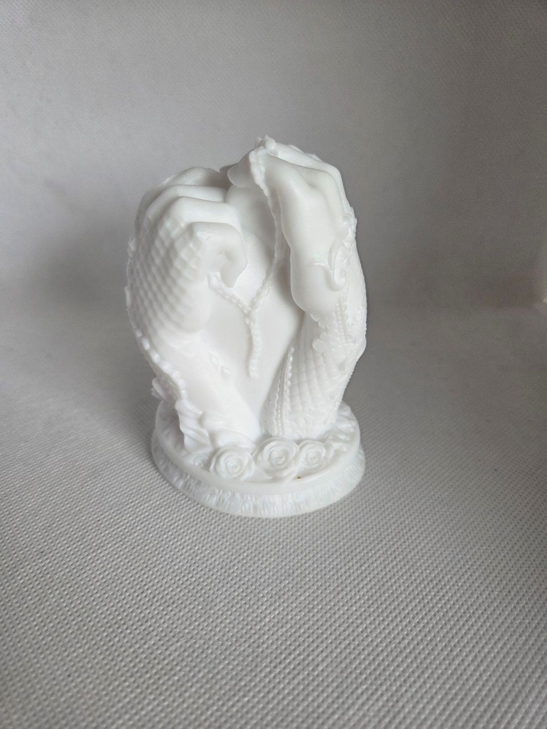 Mains en dentelle et collier blanc