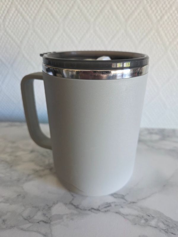 Tasse isotherme poignée carrée petit format grise 410ml Tasse isotherme poignée carrée petit format grise 410ml