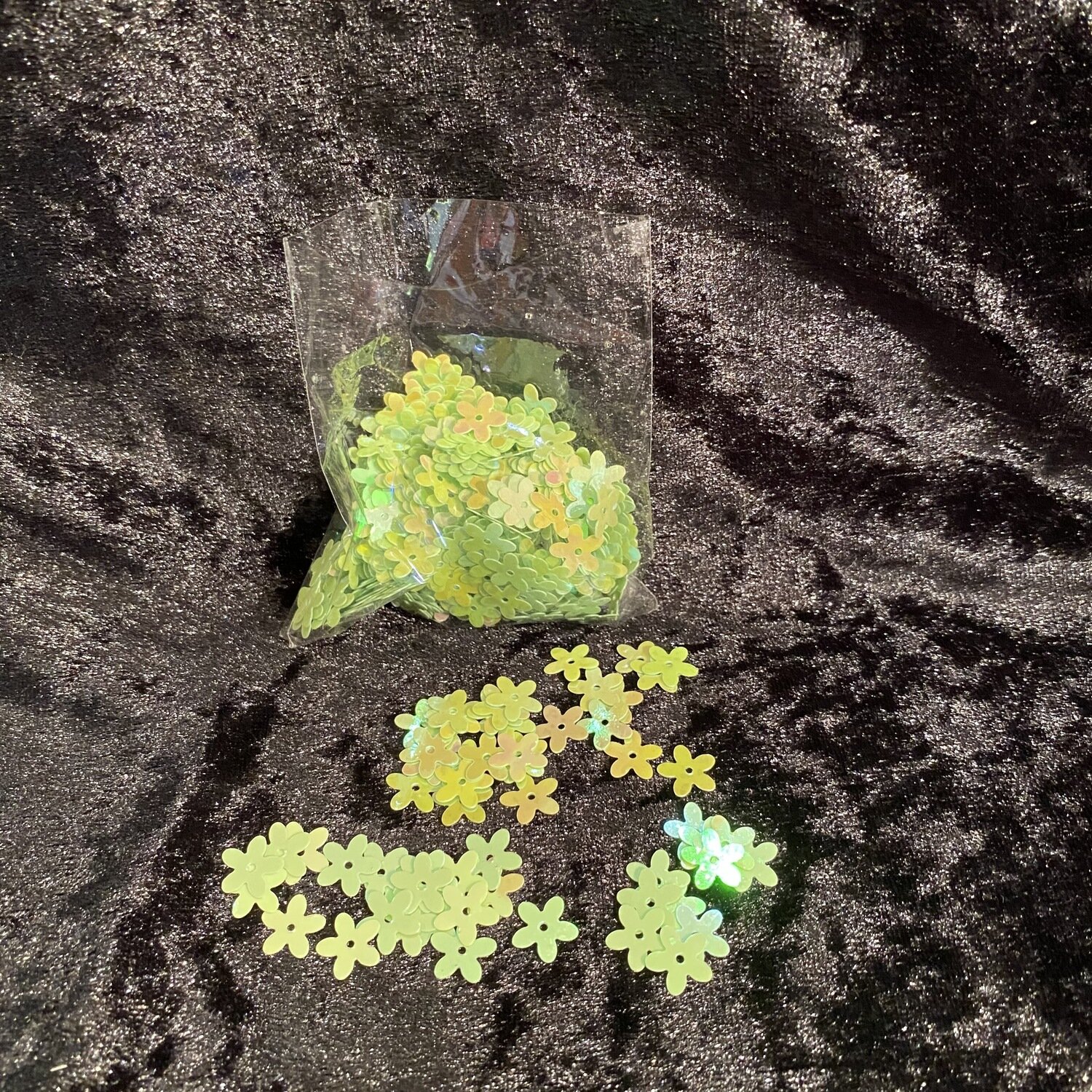 Confettis de table forme fleur vert anis