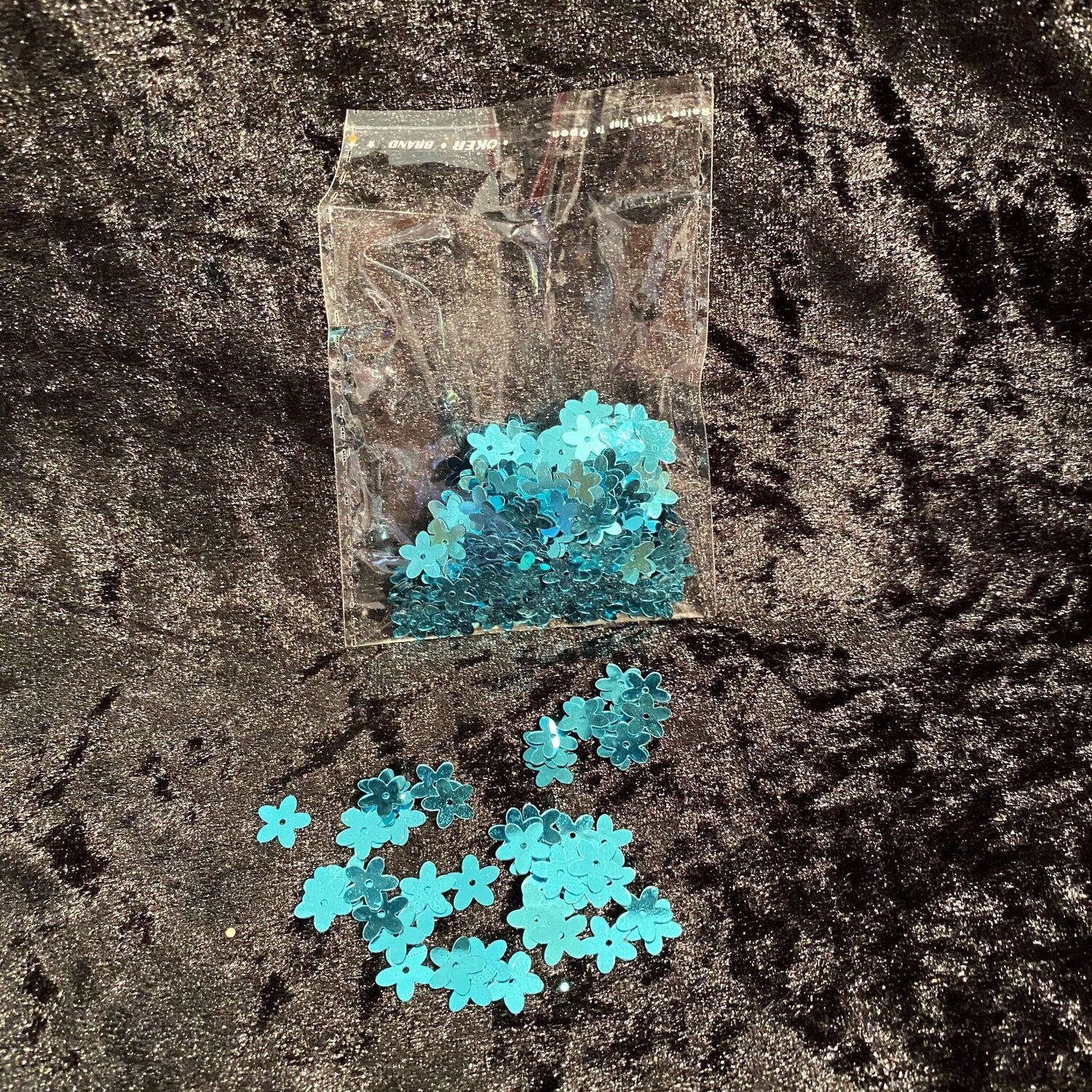 Confettis de table forme fleur turquoise