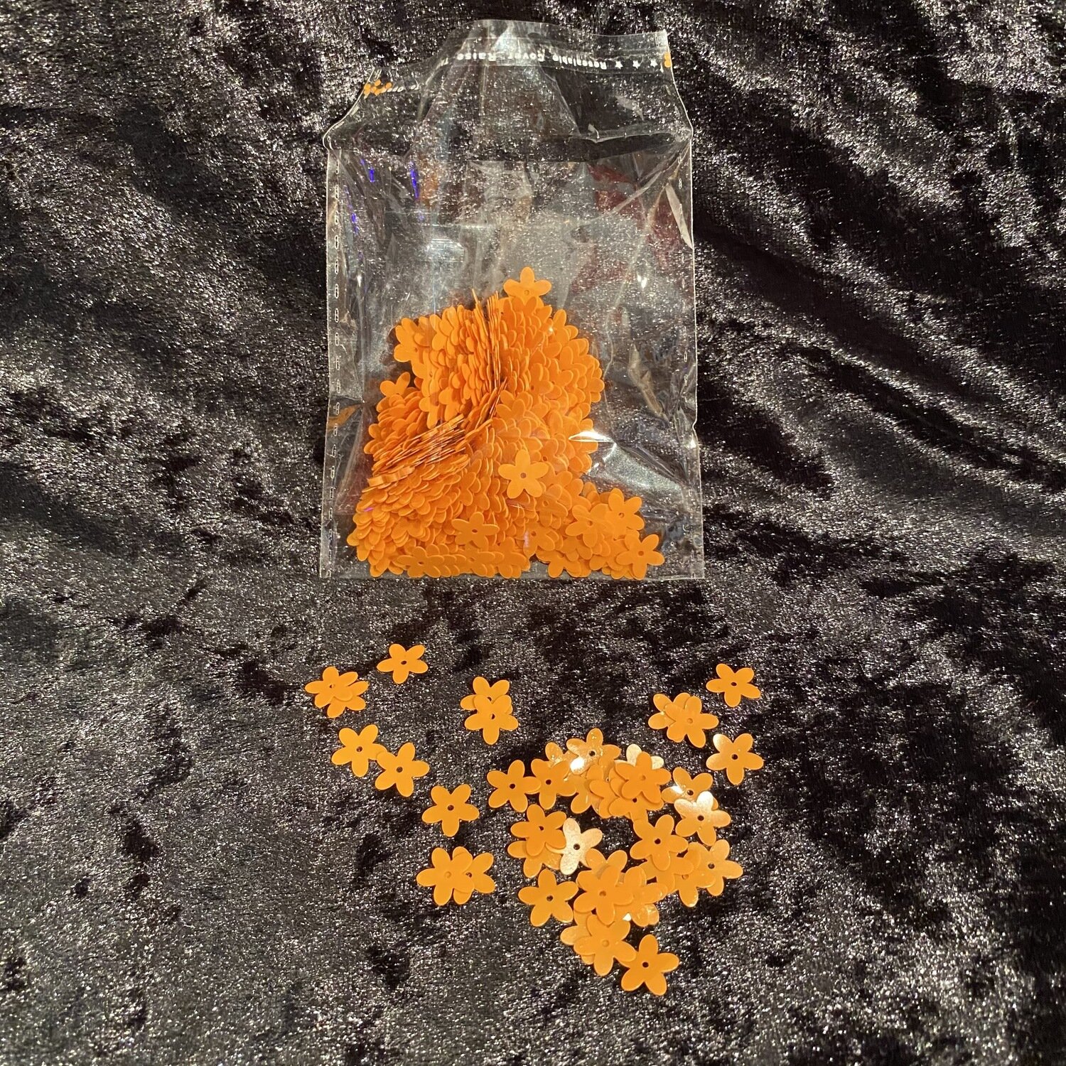 Confettis de table forme fleur clémentine