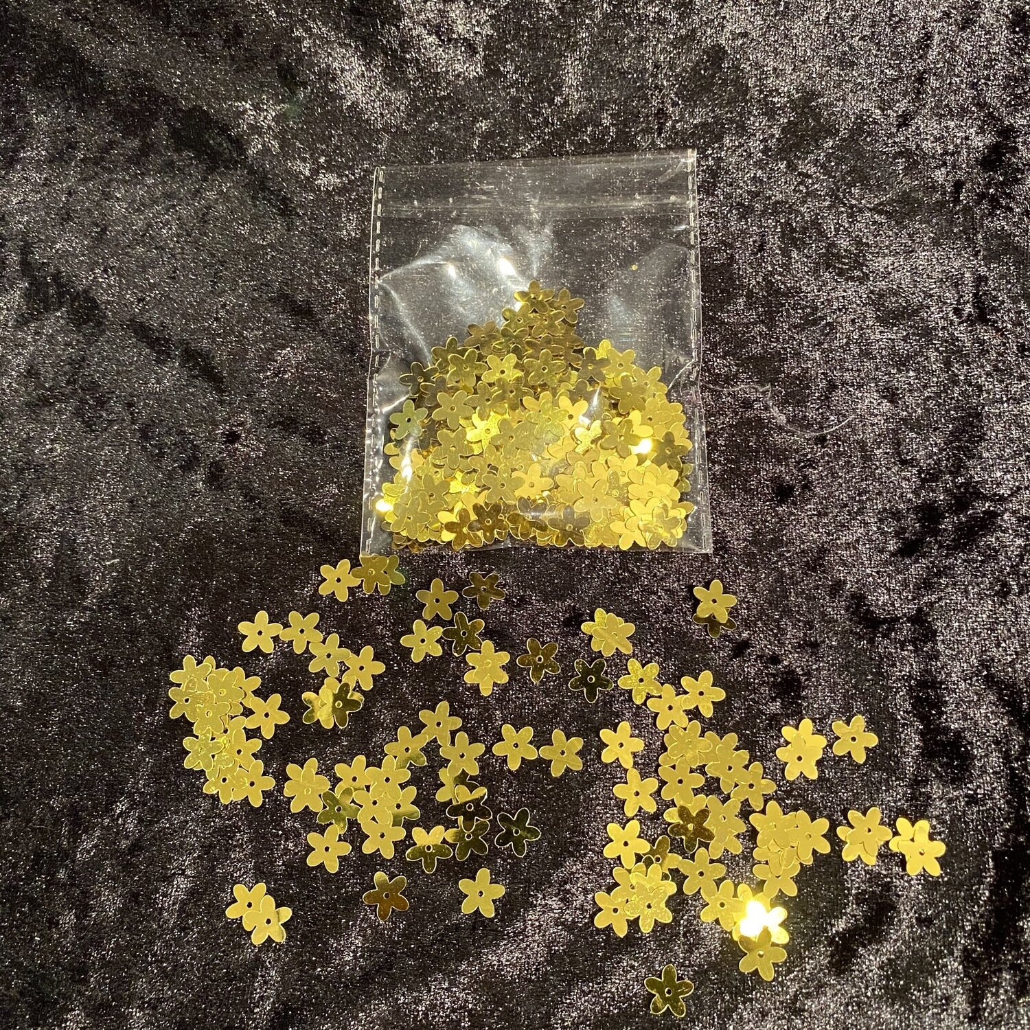 Confettis de table forme fleur jaunes