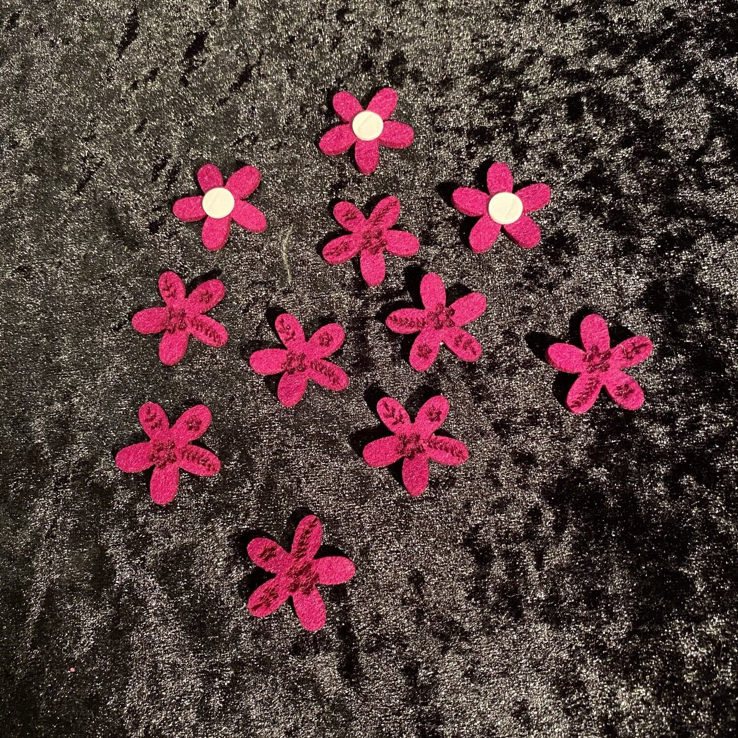 Gommette feutrines fleurs decoupes x12 lilas