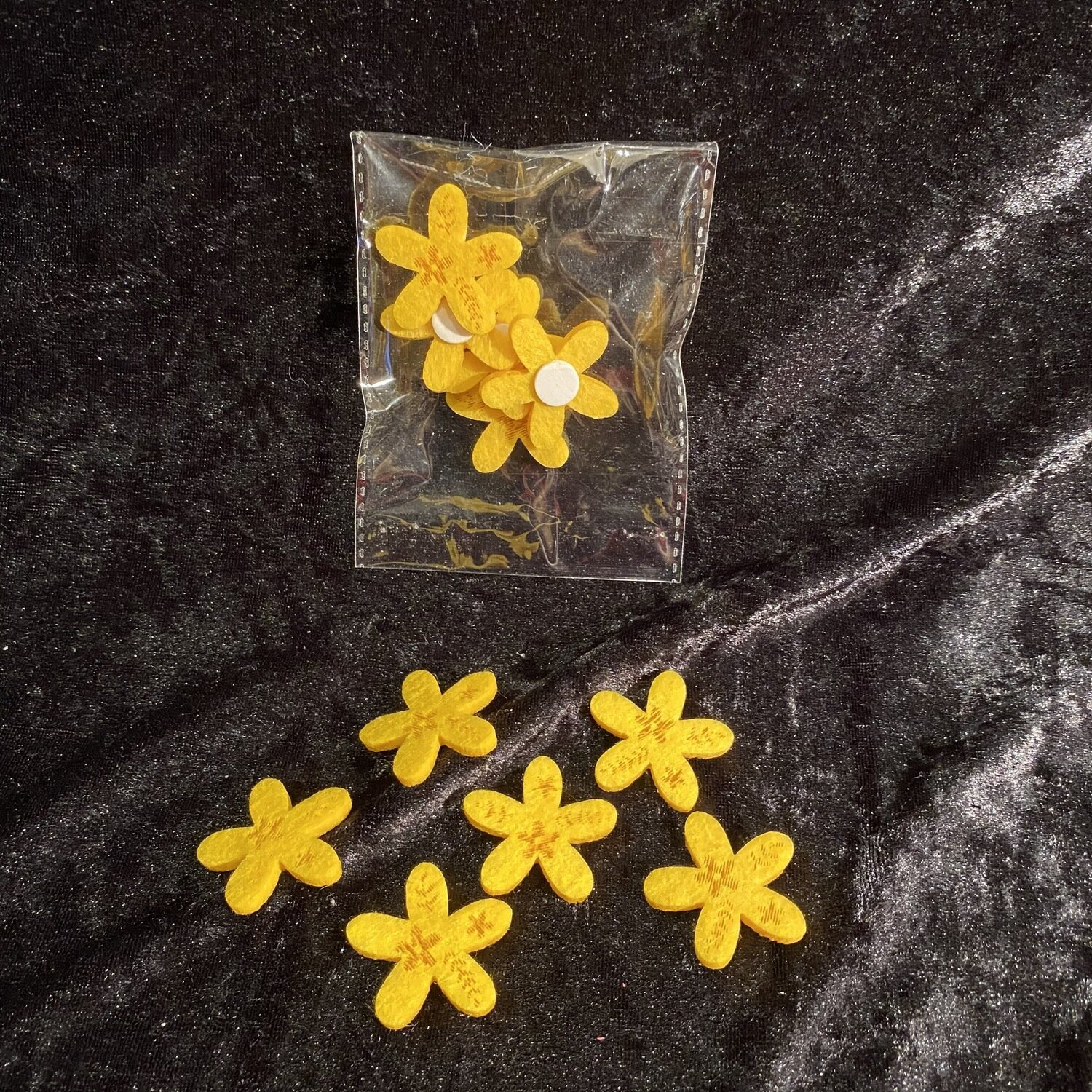 Gommette feutrines fleurs decoupes x12 jaunes