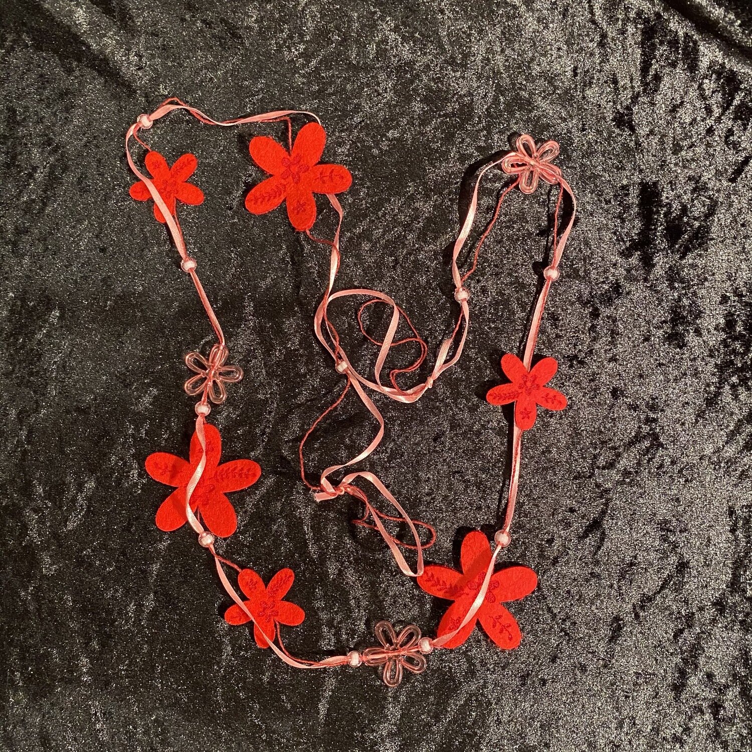 Guirlande fleurs feutrines rouges