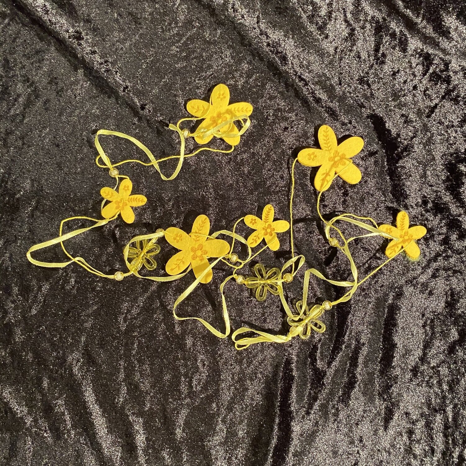 Sguirlande fleurs feutrines jaune