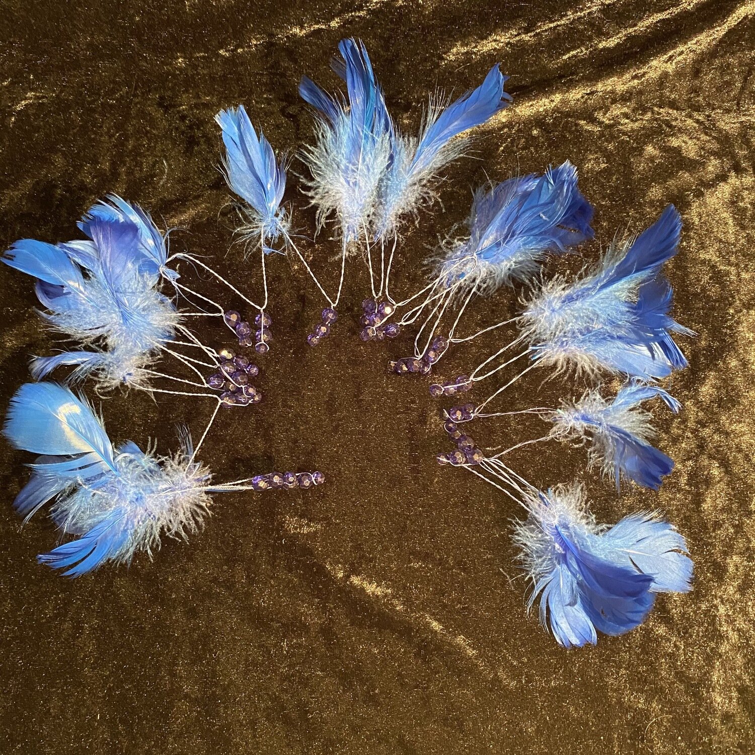 Guirlande plumes et perles sur fil bleue