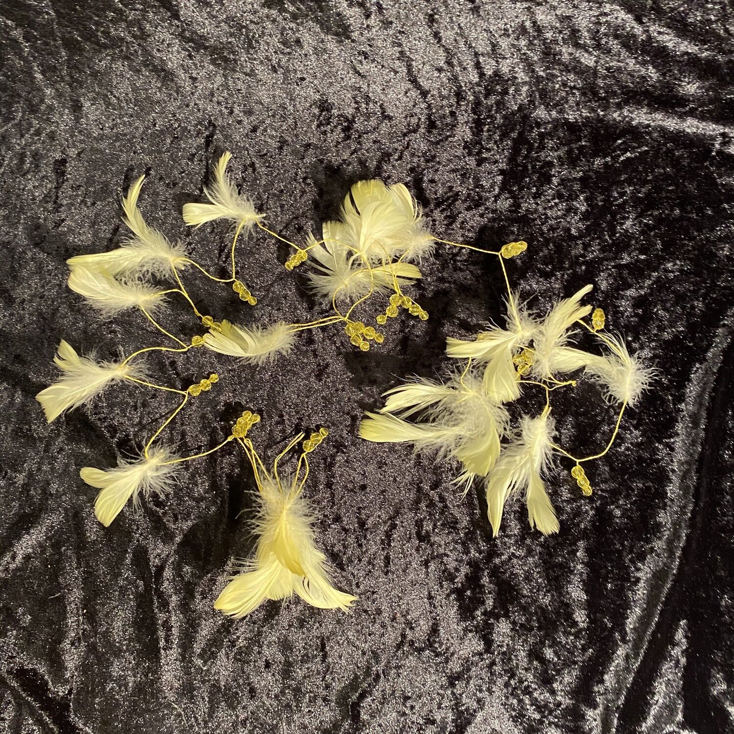 Guirlande plumes et perles sur fil jaune