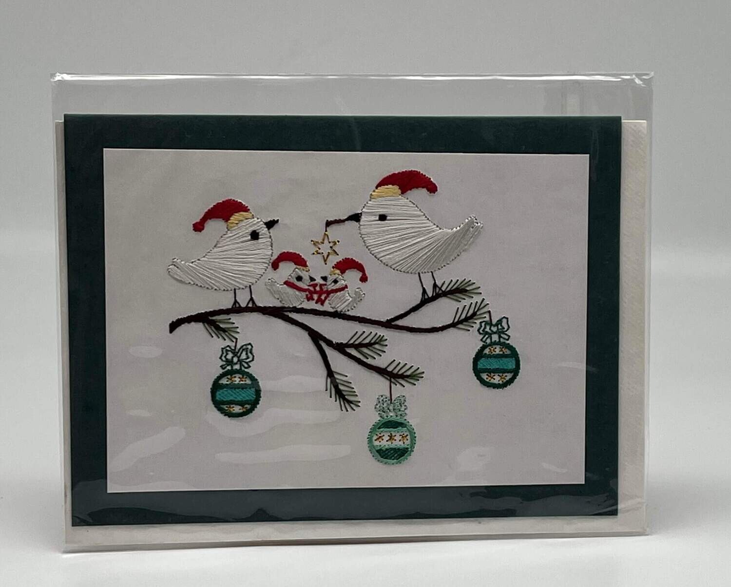 Handgestickte Karte C81 Vögel mit grünen Christbaumkugeln