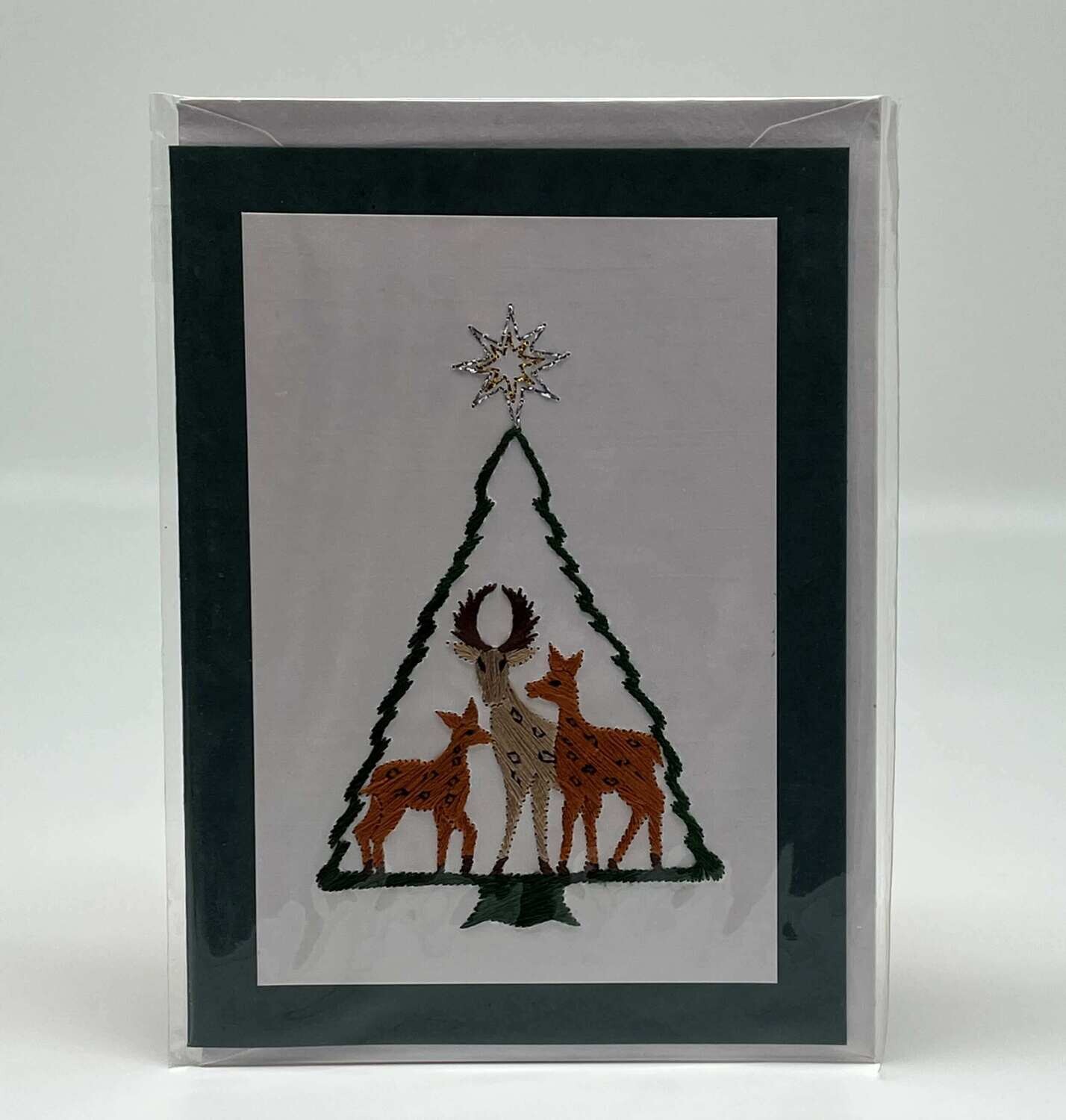 Handgestickte Karte C126 Christbaum mit Rentieren grün