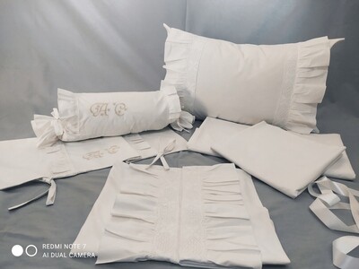 Lenjerie de pat din bumbac 100%, 6 piese, albă, cu dantelă, model brodat cu margini ondulate și fundițe
