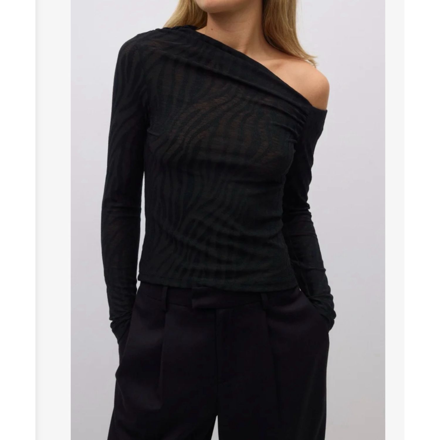 Asymmetric top black