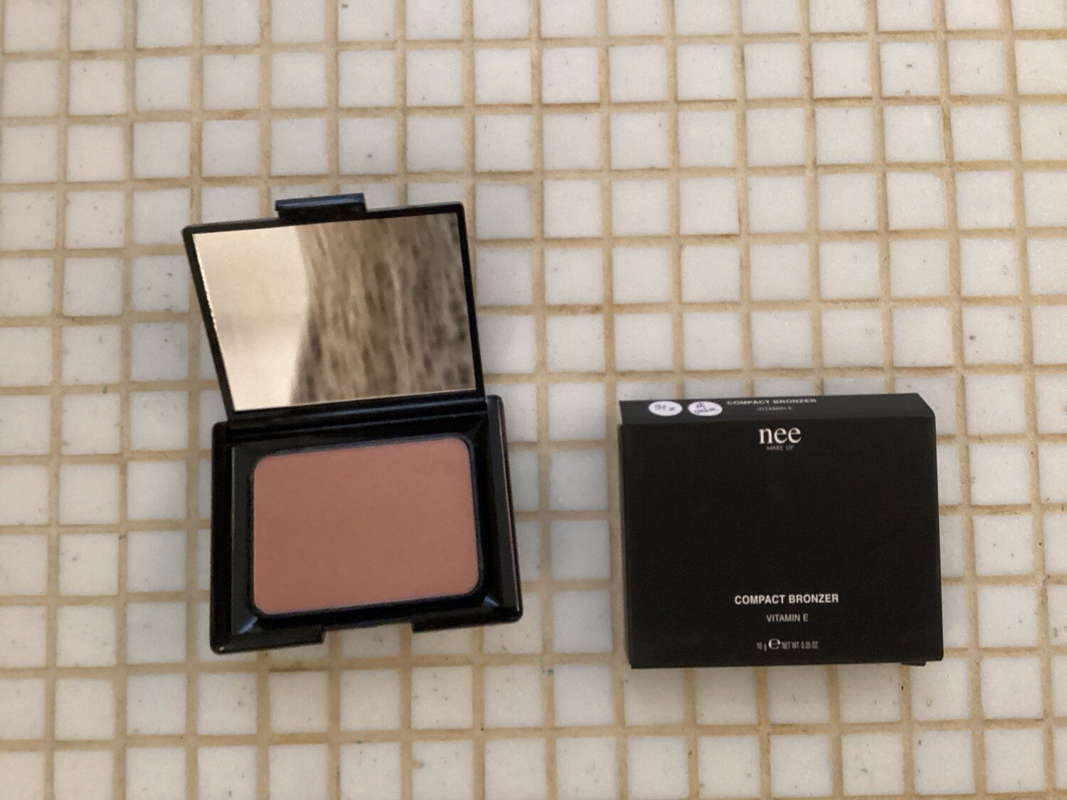 Compact bronzer