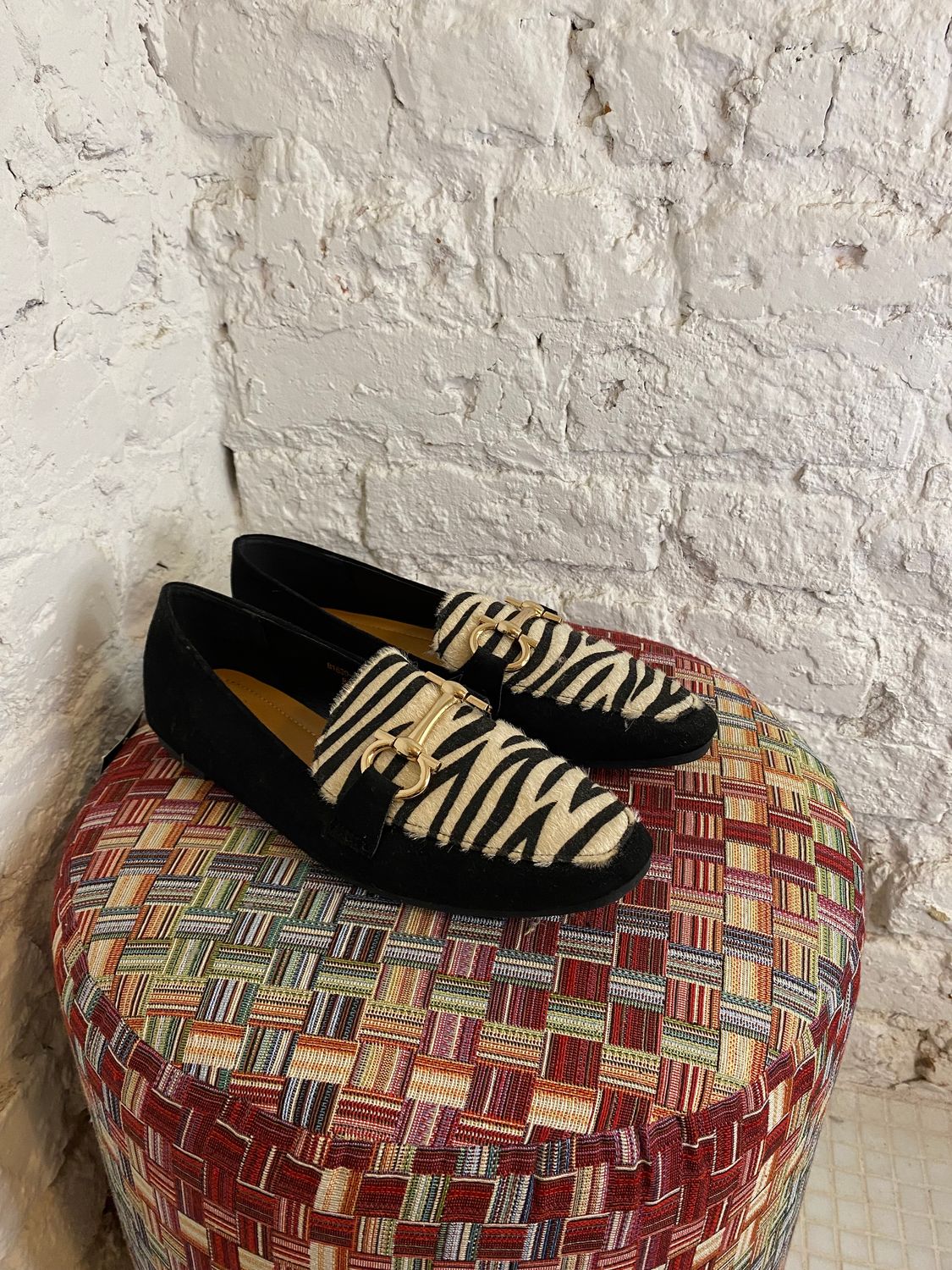 Loafers met zebra print en gouden accent