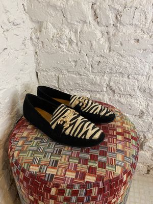 Loafers met zebra print en gouden accent