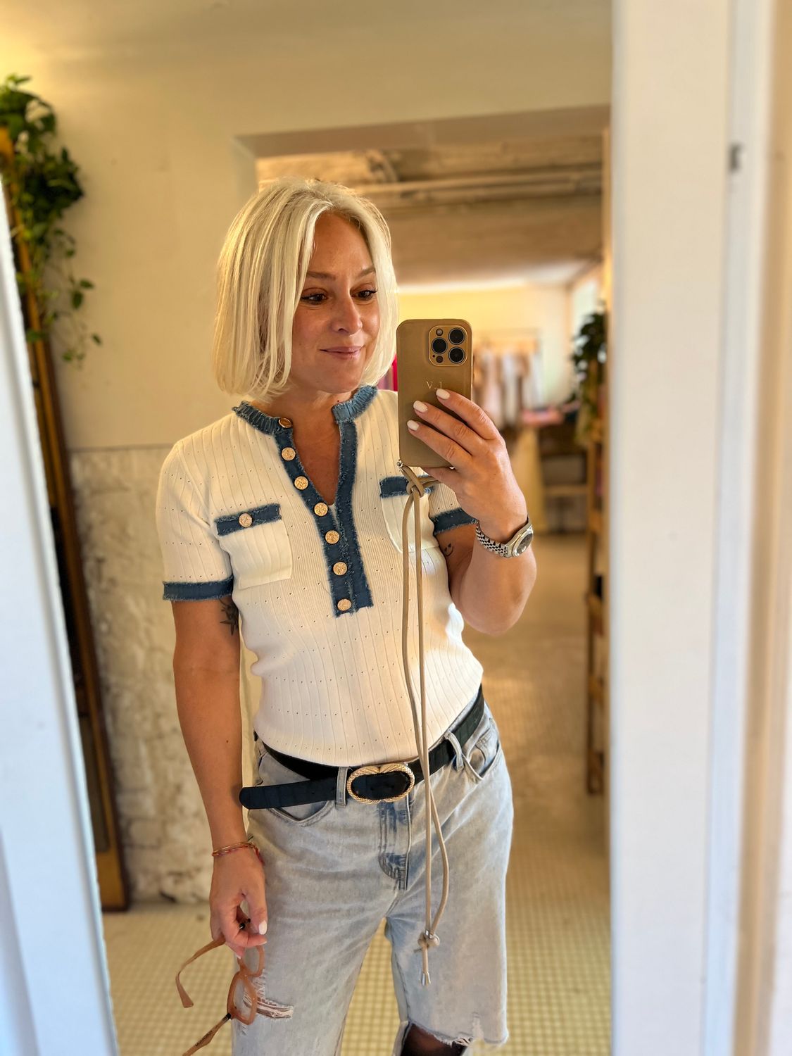 Leuke witte top met jeans detail